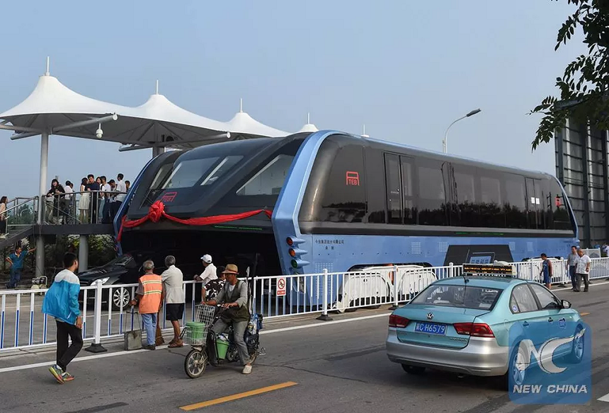 China constrói e testa ônibus que passa por cima dos carros; veja imagens 6