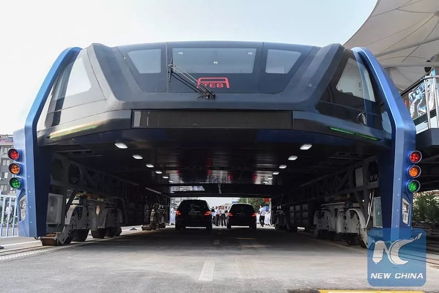 China constrói e testa ônibus que passa por cima dos carros; veja imagens 8