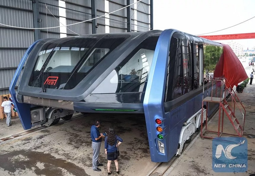 China constrói e testa ônibus que passa por cima dos carros; veja imagens 9